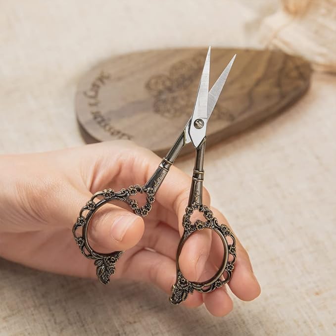 Vintage European Scissor With Customize Case Stainless Steel Personalized Engraved Name Scissor Wood Box for Cross Stitch Cutting Embroidery Sewing Handcraft Craft Art Work DIY Tool Needlework